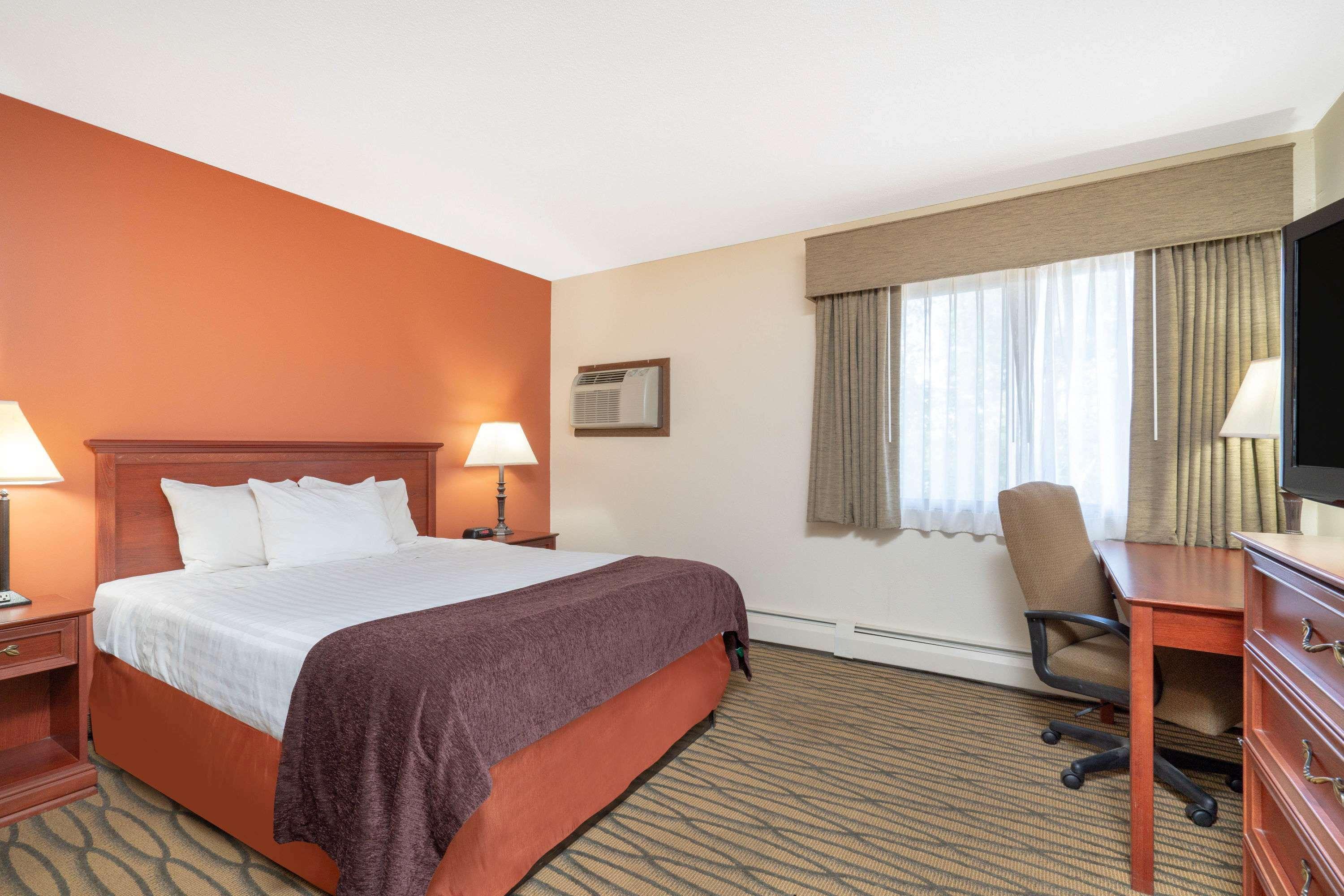 AmericInn by Wyndham Rogers Eksteriør billede