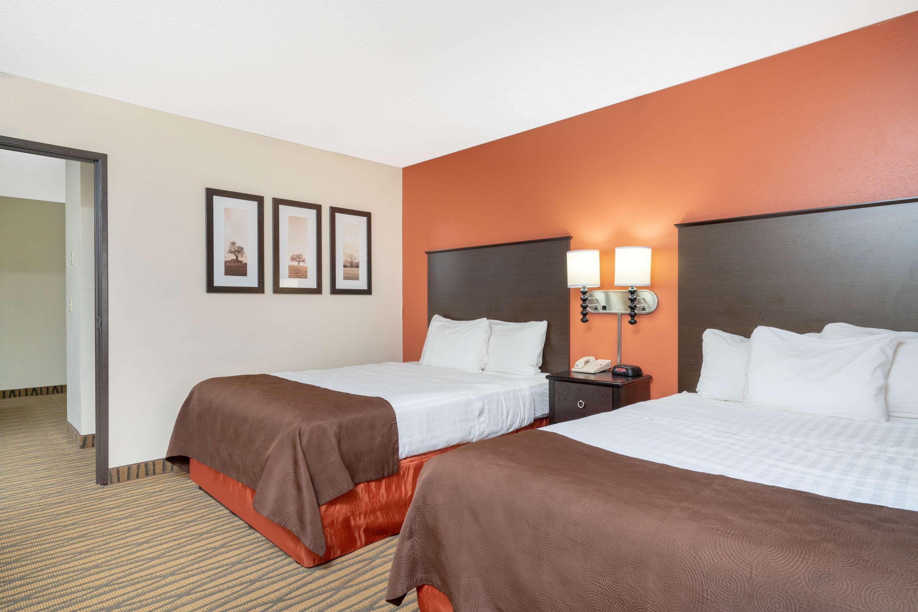 AmericInn by Wyndham Rogers Eksteriør billede