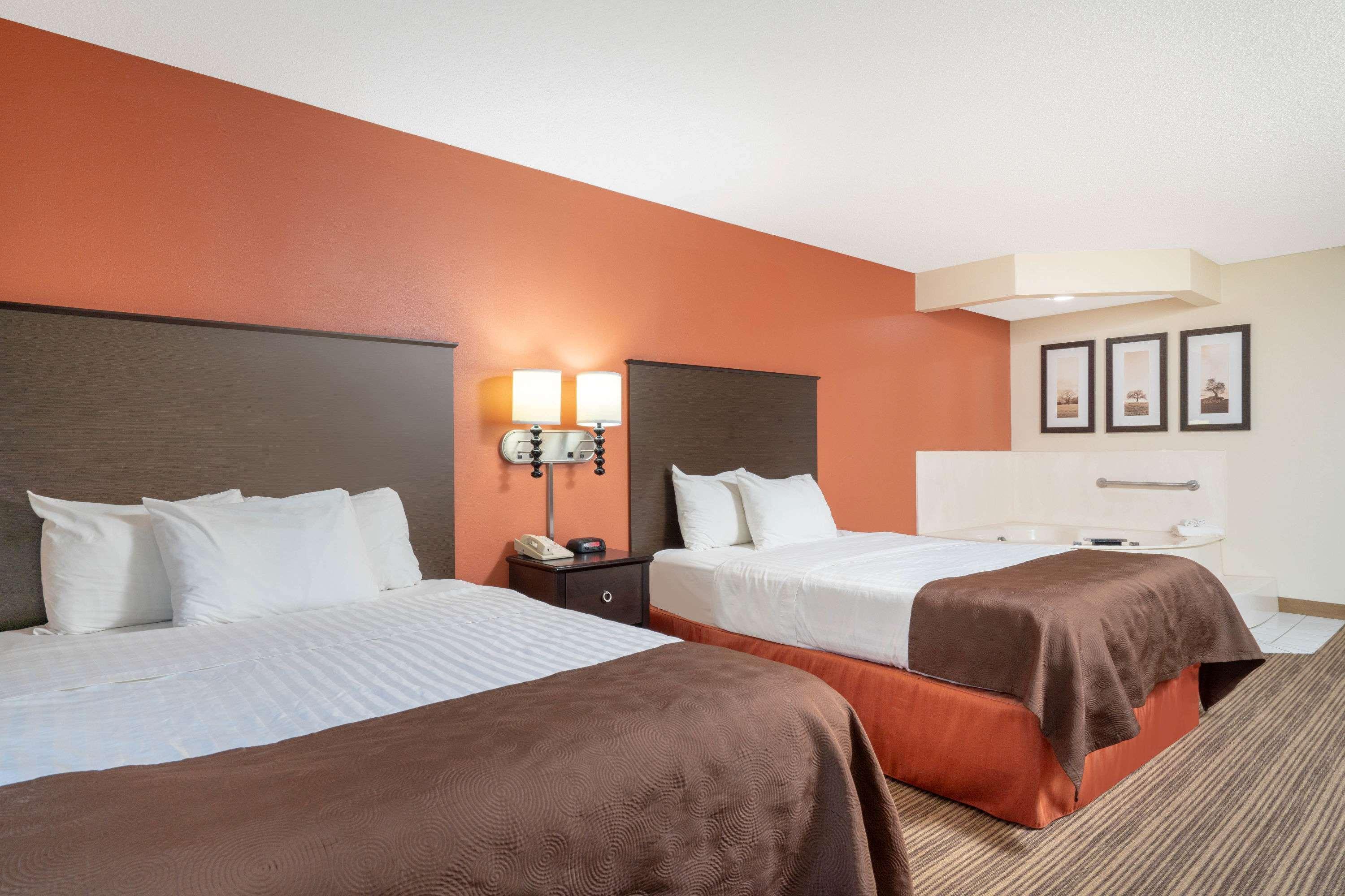 AmericInn by Wyndham Rogers Eksteriør billede