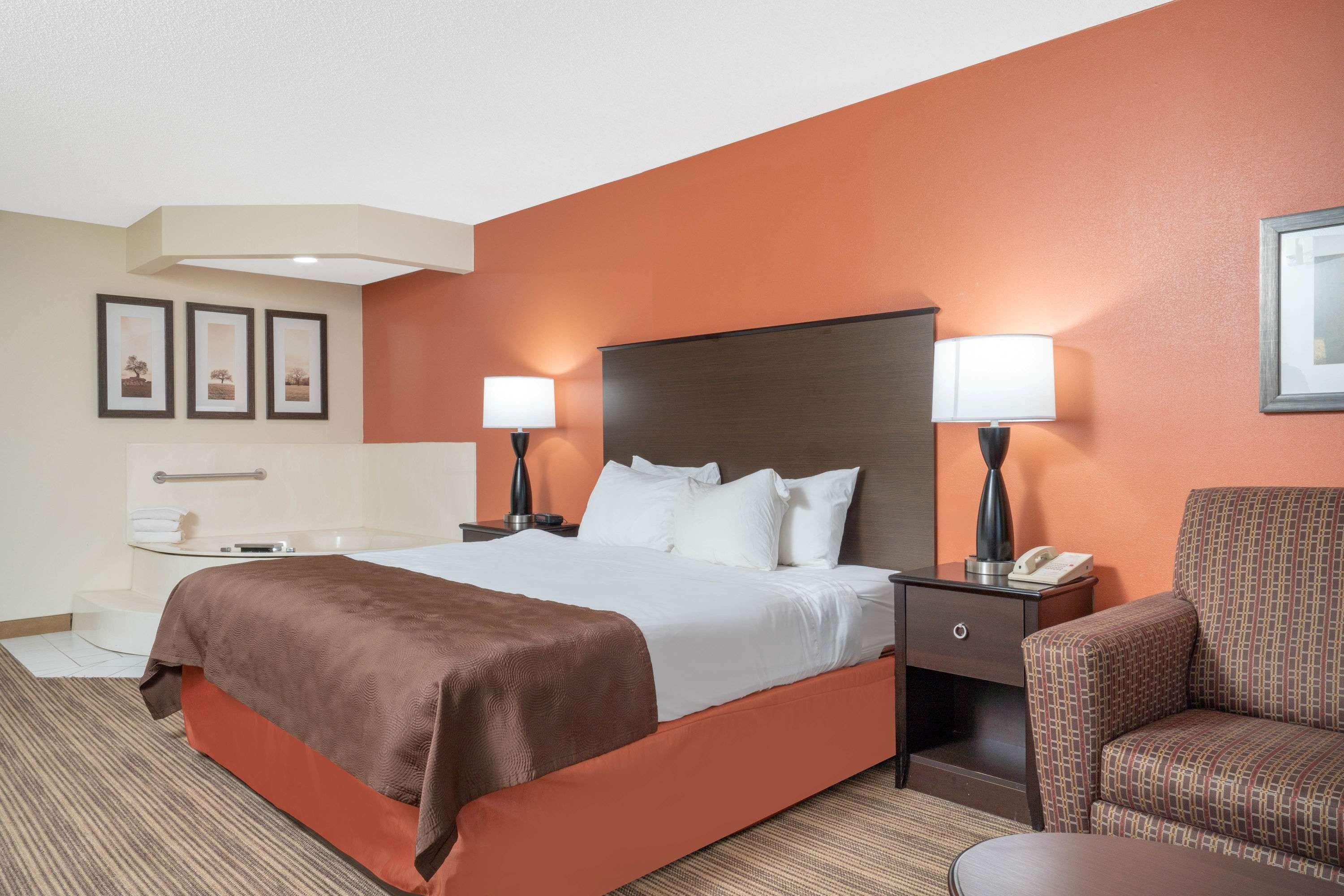 AmericInn by Wyndham Rogers Eksteriør billede